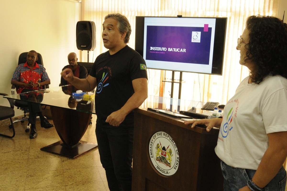 Ricardo Amorim apresenta o trabalho do Instituto Batucar na Embaixada do Quênia 