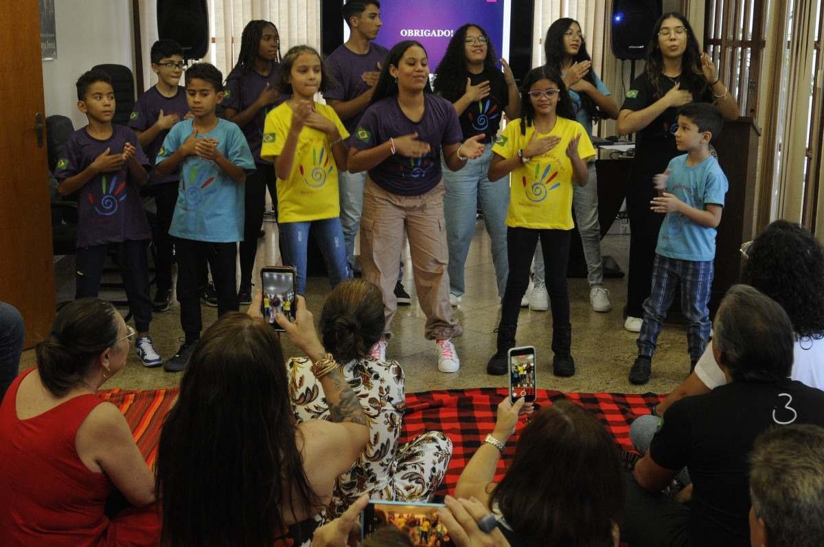 Jovens do Instituto Batucar fazem apresentação na representação do país africano