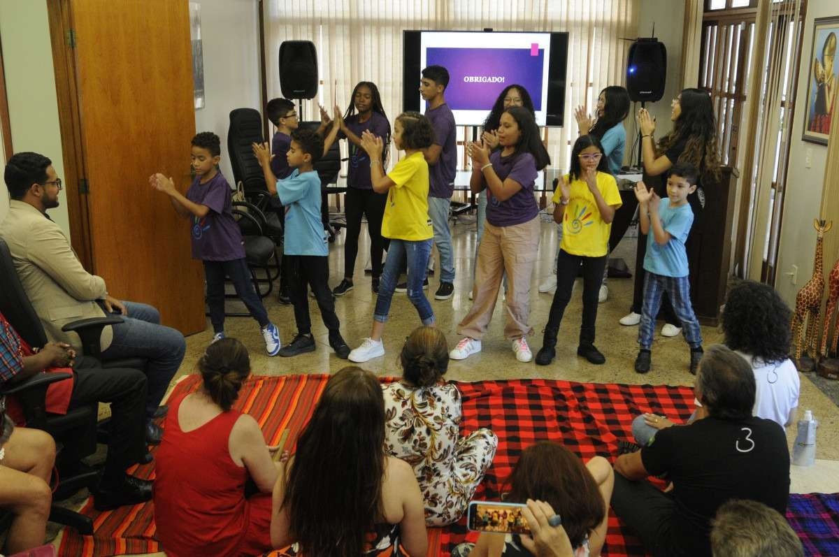 Crianças e adolescente do Instituto Batucar fazem apresentação na embaixada do país africana