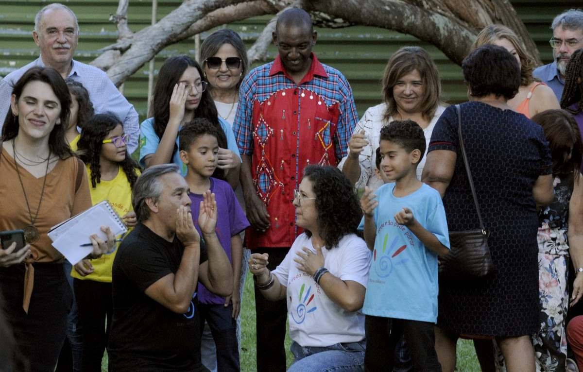 Diplomata do Quênia, crianças e demais presentes no evento na Embaixada