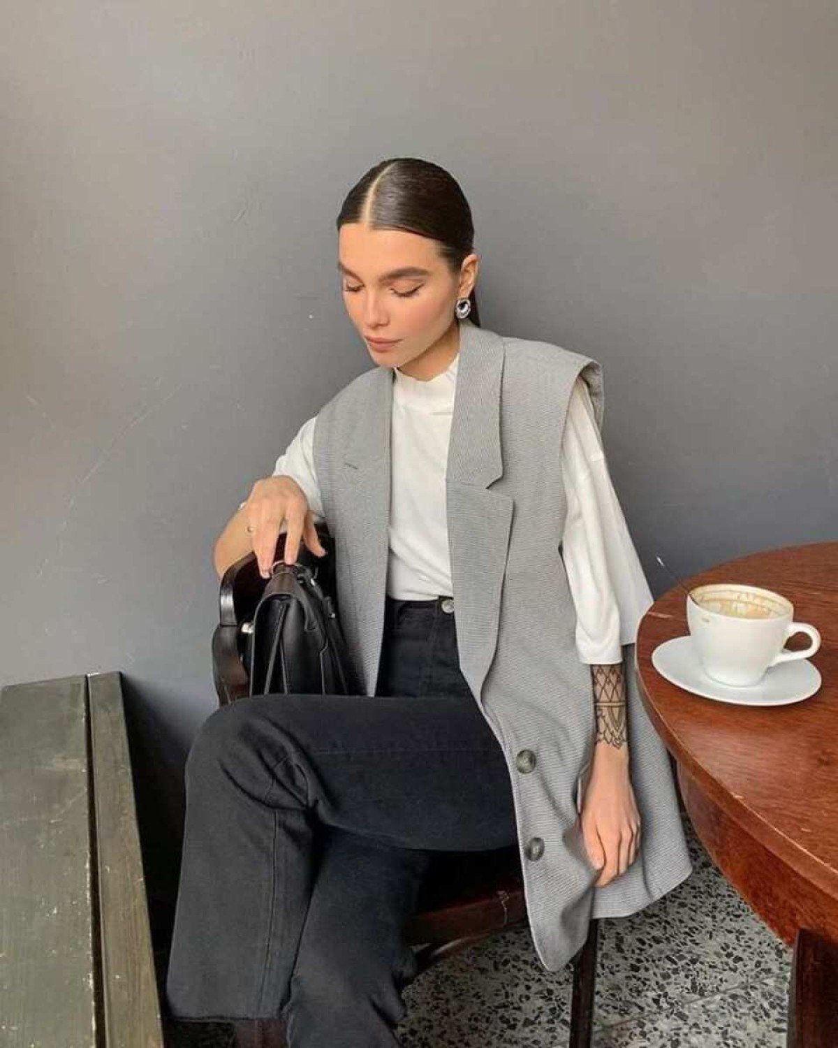 O max colete é interessante para sobrepor vestidos e combinações básicas. 