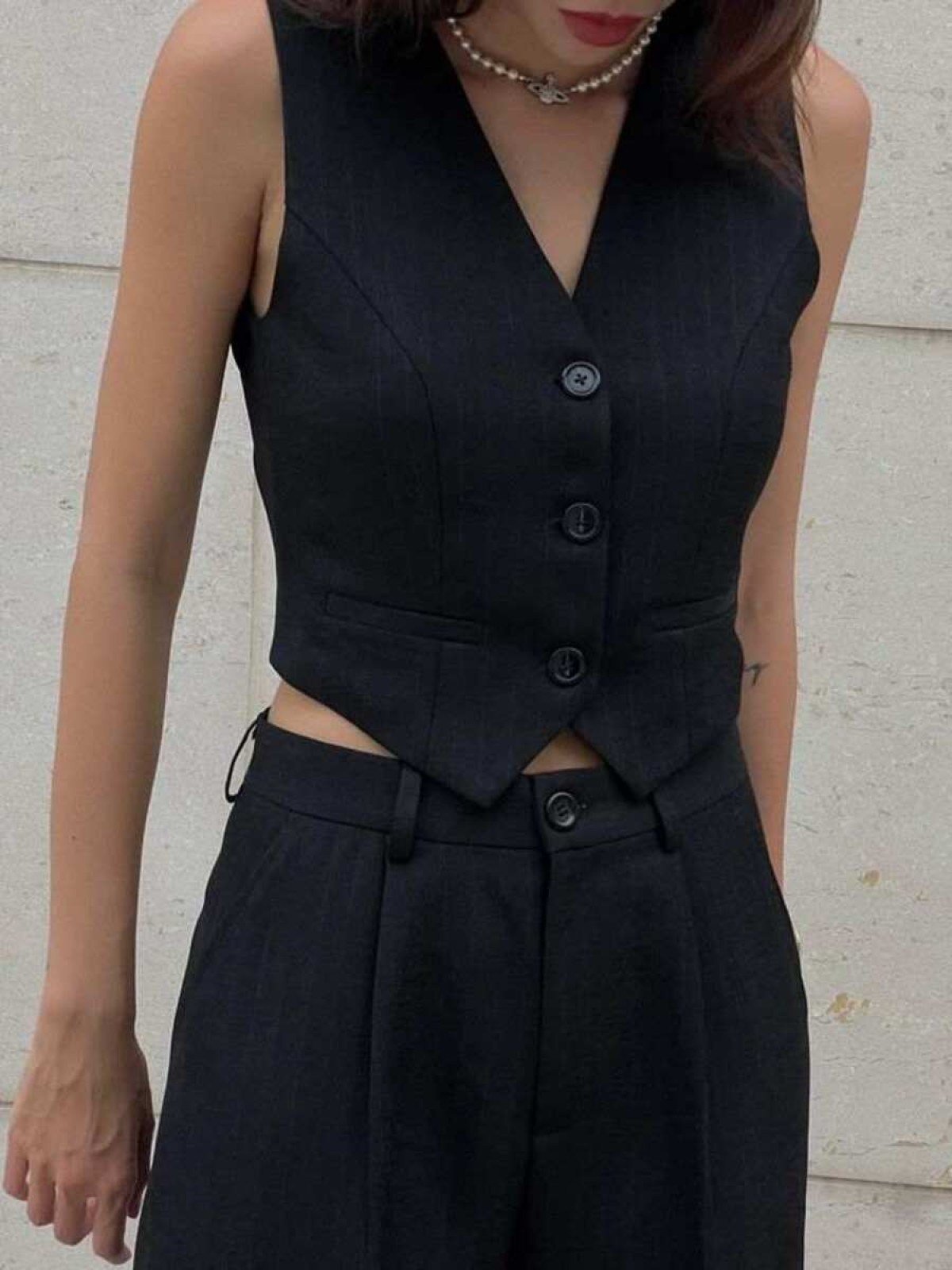 O conjunto de alfaiataria monocromático é elegante e perfeito para o trabalho. 