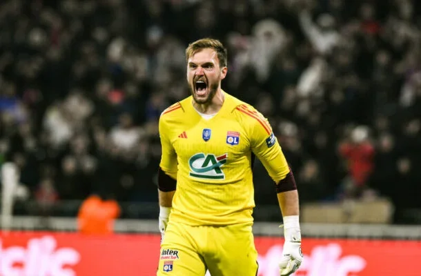 Perri, ex-Botafogo, comemora após virar herói em jogo na França Perri, ex-Botafogo, comemora após virar herói em jogo na França