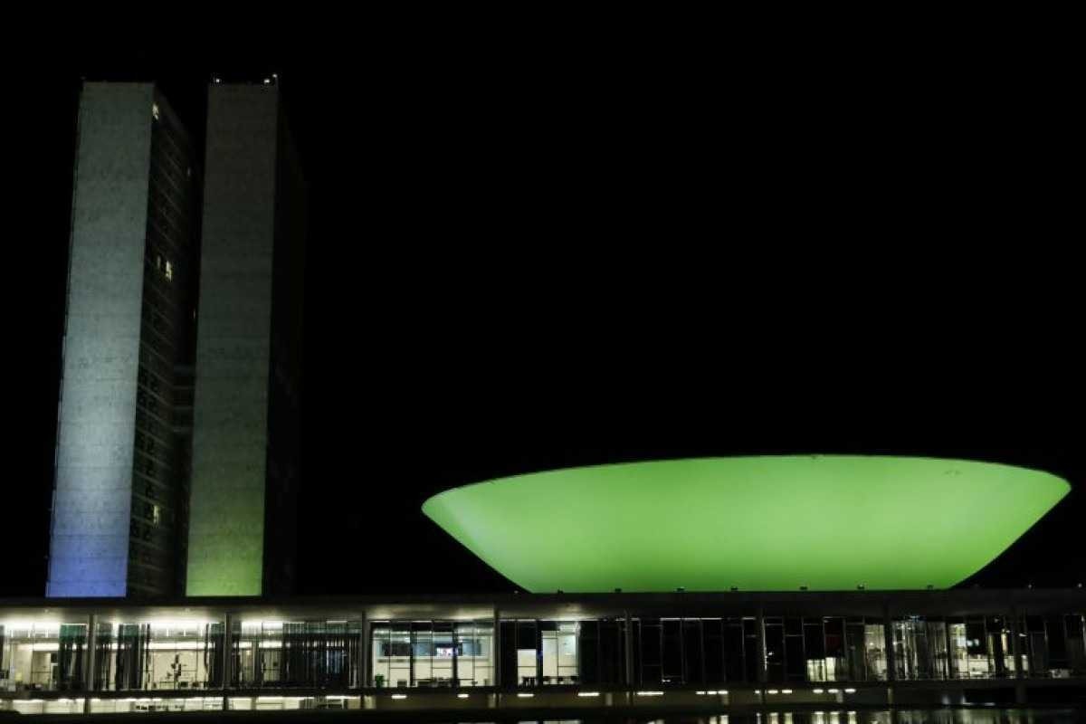 Iluminação especial do Congresso lembra Dia Mundial das Doenças Raras