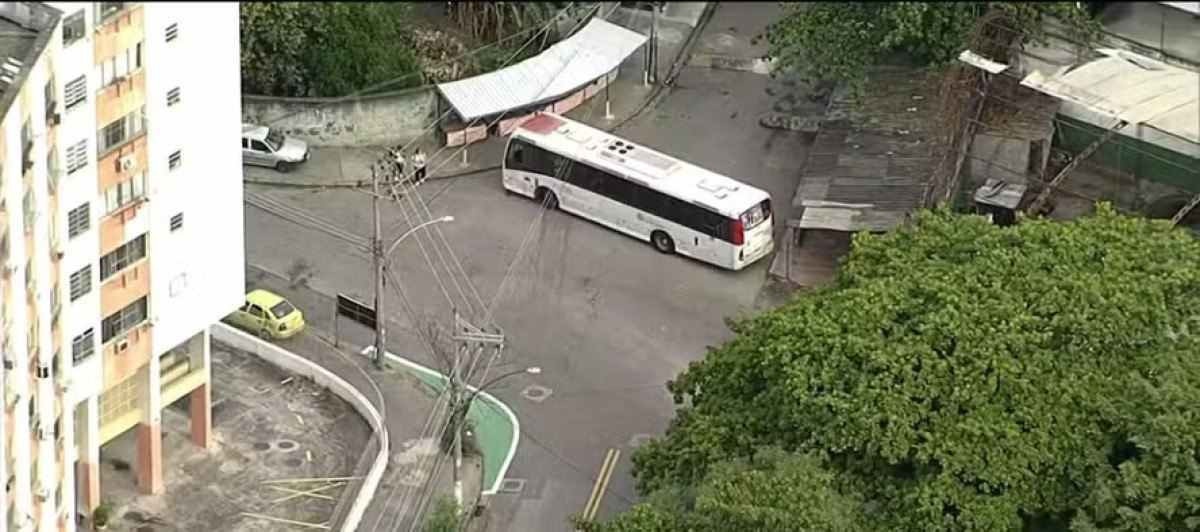 Criminosos fazem barricada em Bangu em segundo dia de operação no Rio