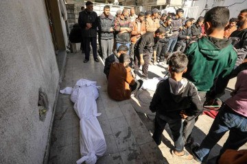 Palestinos lamentam perto de corpos no Hospital Kamal Edwan em Beit Lahia, no norte da Faixa de Gaza, depois que soldados israelenses abriram fogo contra residentes de Gaza que correram em direção a caminhões carregados com ajuda humanitária -  (crédito:  AFP)