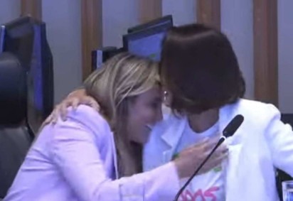 Michelle abraça Celina após demonstrar apoio a progressista em campanha ao Buriti, em 2026 -  (crédito: TV Distrital/Divulgação)
