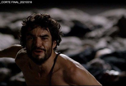  Cena do filme 'Diabo na Rua no Meio do Redemunho', com Caio Blat.