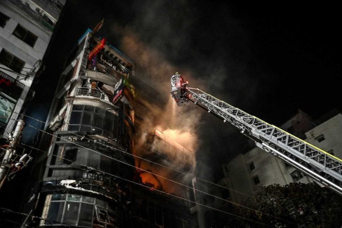 O incêndio foi apagado depois de duas horas, com esforços de 13 equipes de bombeiros -  (crédito: Munir Uz Zaman / AFP)