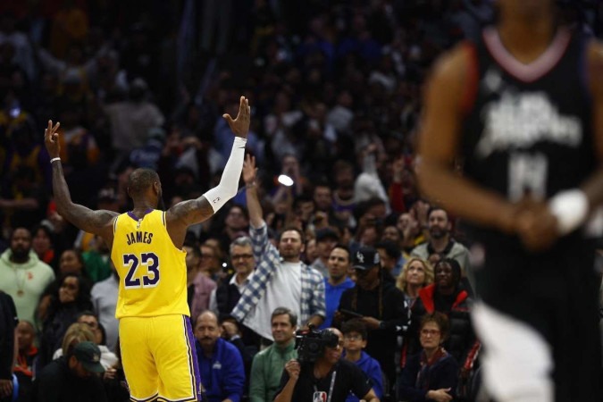 Na próxima temporada, o camisa 23 poderá jogar ao lado do filho, Bronny James, recém draftado pelos Lakers -  (crédito: Ronald Martínez / AFP)