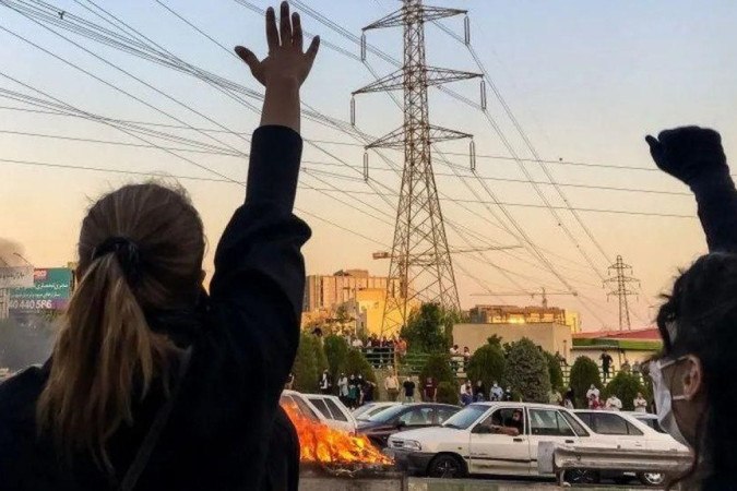 Iranianos saíram às ruas em todo o país após a morte de Mahsa Amini, sob custódia policial, em 2022 -  (crédito: Getty Images)