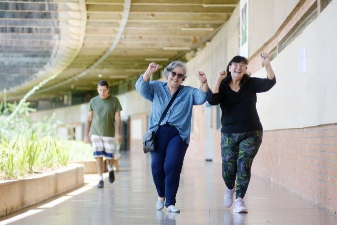  29/02/2024 Credito: Ed Alves/CB/DA.Press. Cidades. Resultado Vestibular para 60 anos. Na foto, Etel Tomaz (preto) e Theresa Guedes (Azul