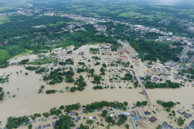 A cidade de Brasiléia, no Acre, está isolada por via terrestre e as pessoas só conseguem se locomover por transporte fluvial -  (crédito: Geanfranco Aguiar/Prefeitura de Brasiléia)