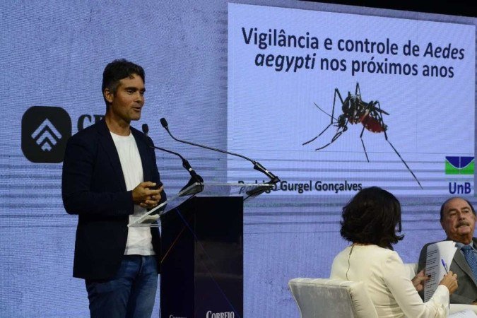 Gurgel apresentou um estudo feito entre 2016 e 2018, e repetido em 2019, com estações disseminadoras de larvicidas. Nesta modalidade, o Aedes se contaminaria com larvicidas colocados em vasos plásticos com água e, assim, levaria a substância aos criadouros, os eliminando - (crédito: Marcelo Ferreira/CB/D.A Press ) Gurgel apresentou um estudo feito entre 2016 e 2018, e repetido em 2019, com estações disseminadoras de larvicidas. Nesta modalidade, o Aedes se contaminaria com larvicidas colocados em vasos plásticos com água e, assim, levaria a substância aos criadouros, os eliminando - (crédito: Marcelo Ferreira/CB/D.A Press )
