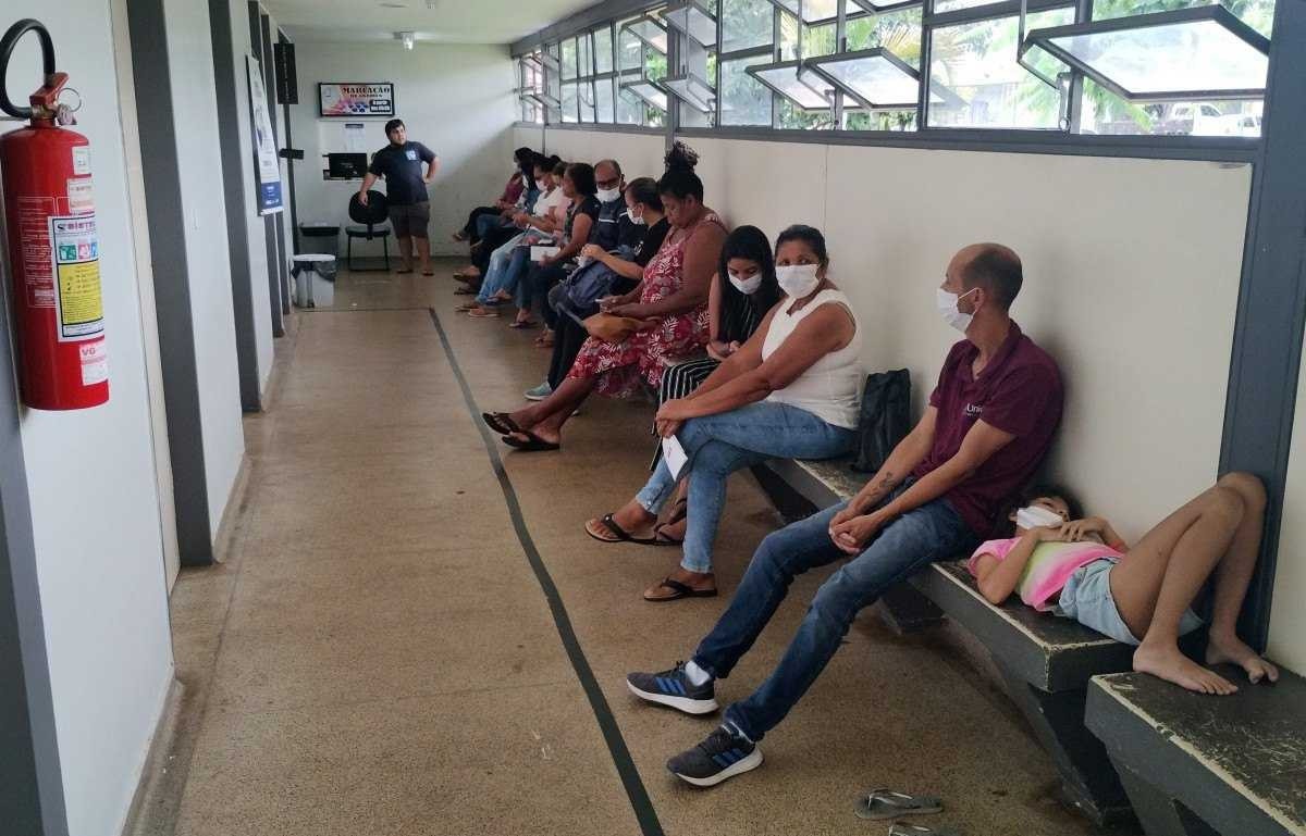 Risco de covid: pacientes com máscaras em fila na UBS 2 de Taguatinga 
