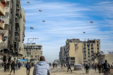 Palestinos correm para pegar alimentos jogados no ar -  (crédito: AFP)