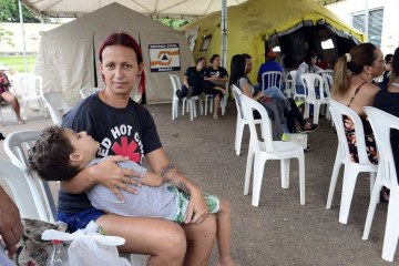 Raquel Azevedo com o filho Anthony: peregrinação em busca de atendimento d=para o filho, que está com sintomas de dengue há três dias -  (crédito:  Marcelo Ferreira/CB/D.A Press)