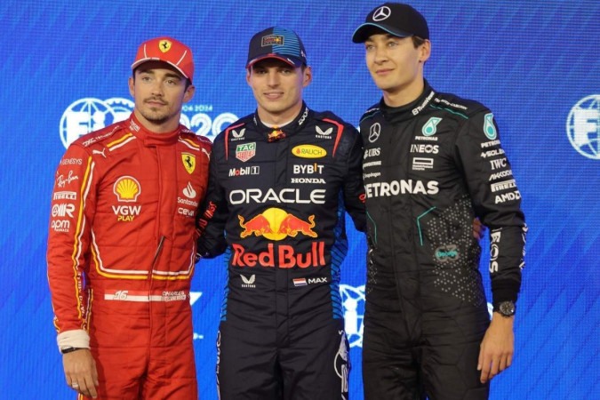 Verstappen (centro) larga em primeiro no Bahrein, logo na frente de Leclerc (esq.) e Russell (dir.)       -  (crédito: AFP)