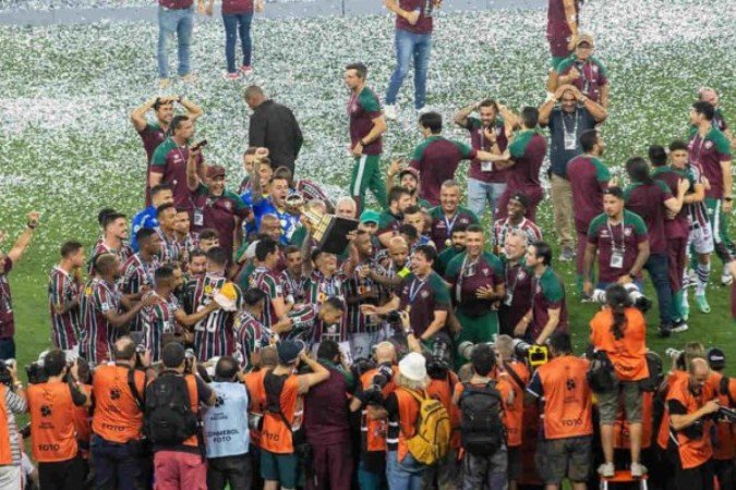 Fernando Diniz levanta a taça! Técnico leva o Flu ao título da Recopa -  (crédito: Foto: Marina Garcia/Fluminense)