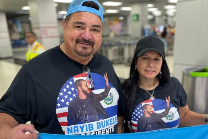 Moisés Bazán e sua esposa quando desembarcaram no aeroporto de El Salvador, em 1º de fevereiro de 2024 -  (crédito: Leire Ventas )