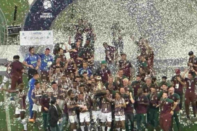 Fluminense ergue o troféu da Recopa Sul-Americana no Maracanã -  (crédito: Foto: Lucas Bayer/Jogada10)