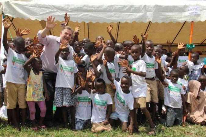 Daniel Balaban com as crianças do continente africano  -  (crédito: Arquivo pessoal)