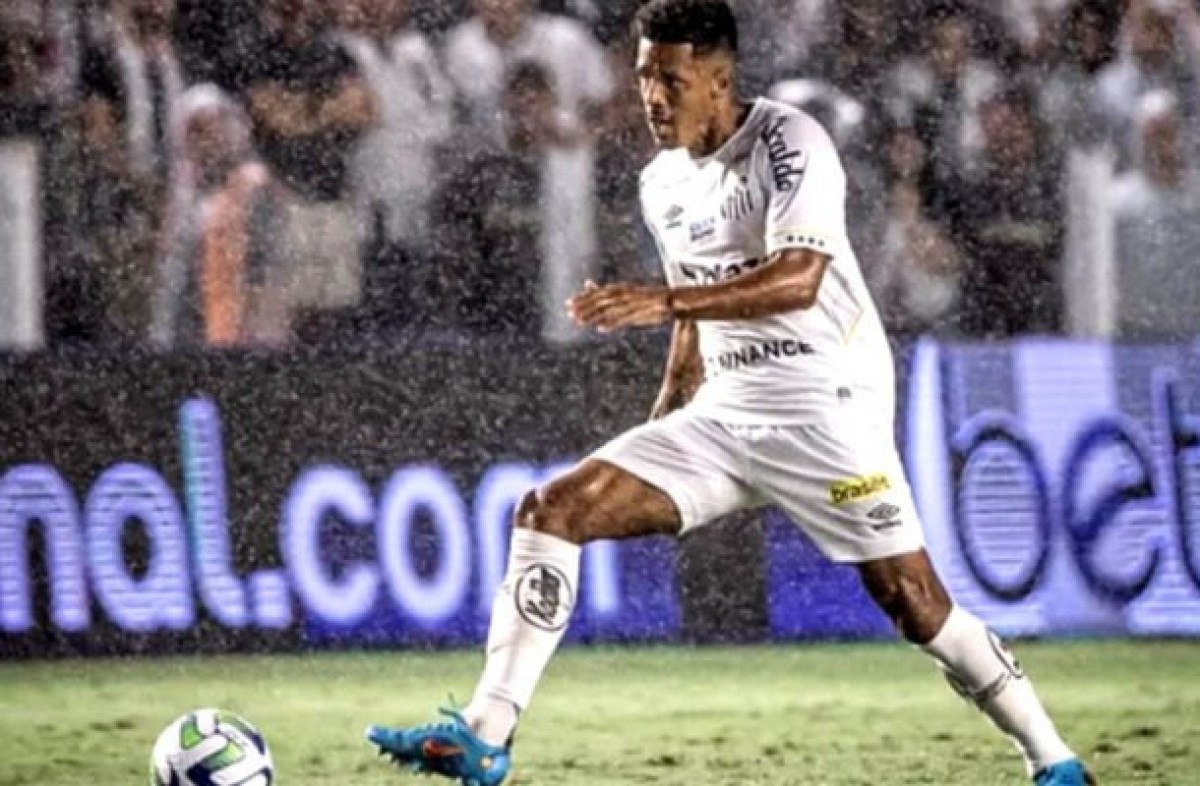 Gabriel Inocêncio aciona Santos na Justiça por salários atrasados