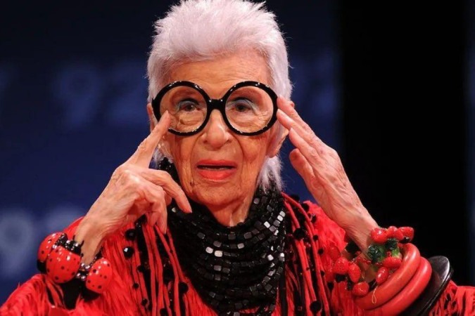 A designer e ícone da moda americana Iris Apfel faleceu aos 102 anos. -  (crédito: Getty Images)