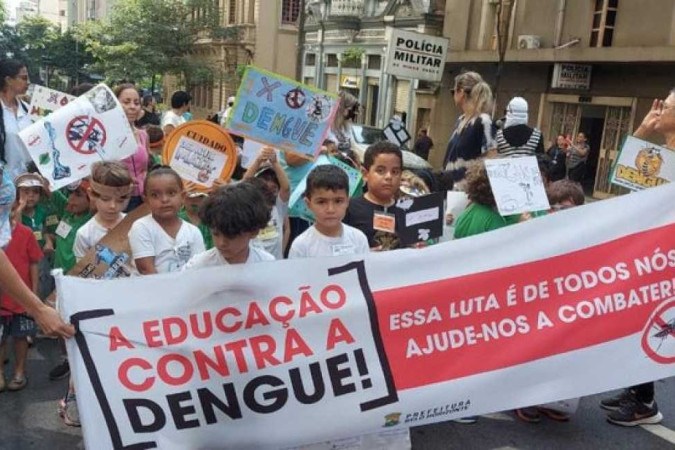 Alunos da Rede Municipal de Educação fizeram uma passeata nas ruas de Belo Horizonte (MG) exibindo cartazes produzidos por eles e gritando "fora dengue". Na capital, também foram feitas vistorias com agentes de saúde nas casas e sobrevoo de drones. Ocorreu também a vacinação contra a dengue em crianças de 10 e 11 anos -  (crédito: Divulgação)