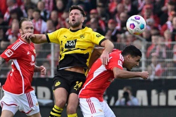Niclas Füllkrug (de amarelo) disputa a bola com Doekhi, do Union Berlin - (crédito: AFP via Getty Images) Niclas Füllkrug (de amarelo) disputa a bola com Doekhi, do Union Berlin - (crédito: AFP via Getty Images)