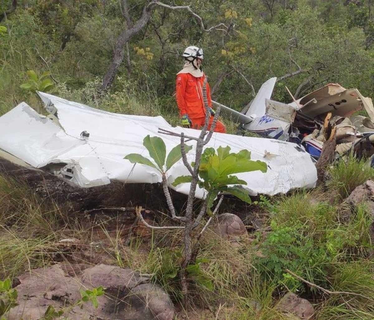 Avião cai em mata fechada e deixa três mortos na Bahia