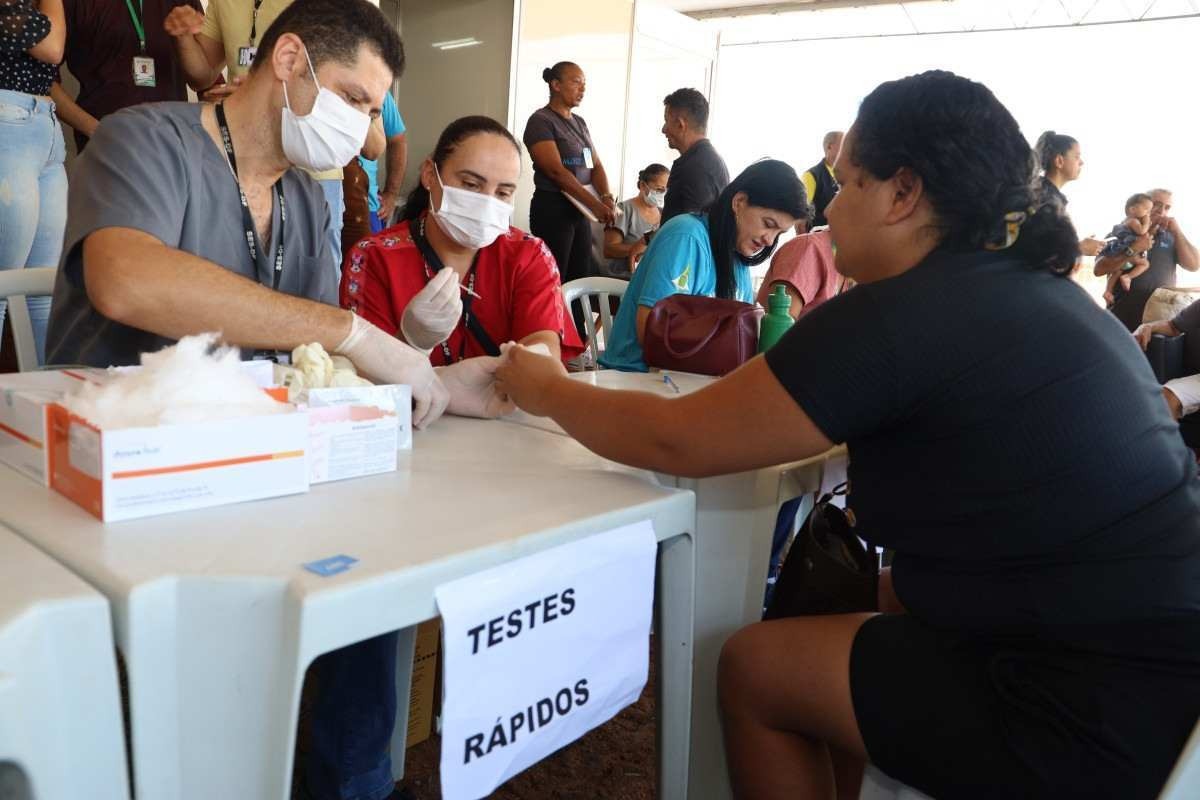 Jaqueline Santos, 27, auxiliar de serviços gerais, está com sintomas há 15 dias