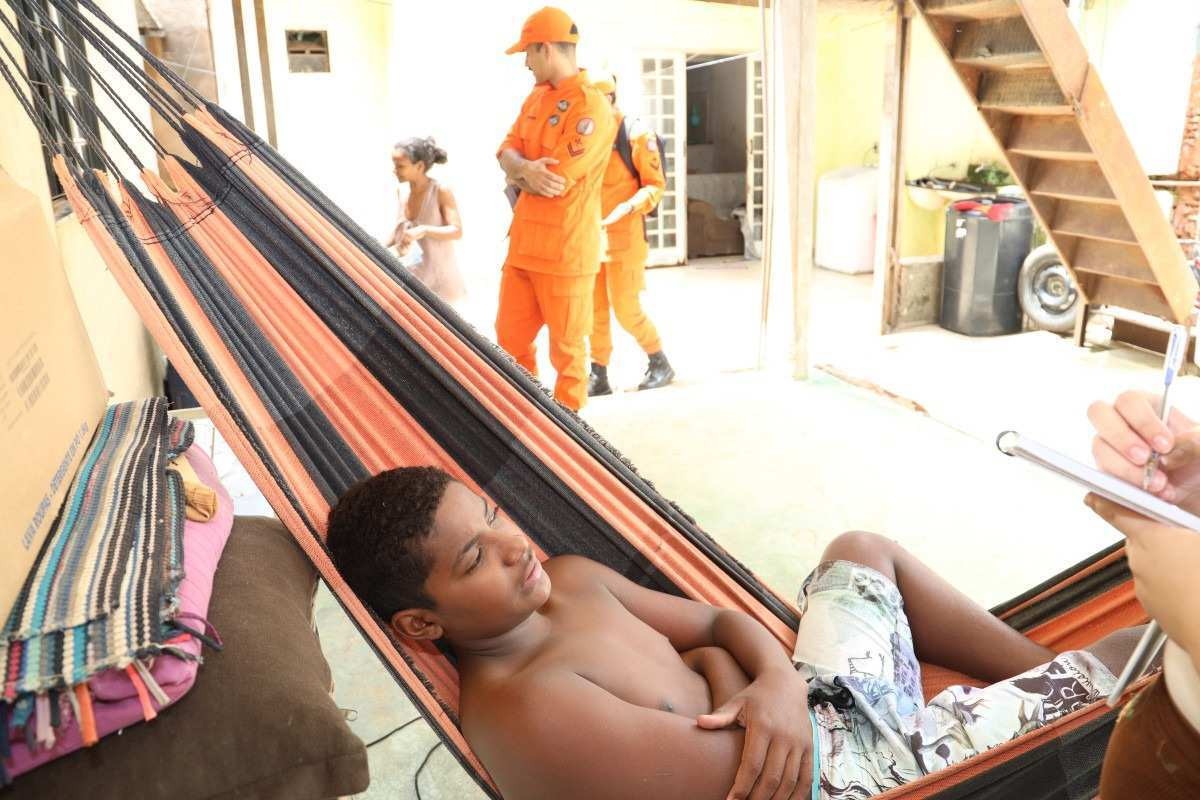 Com dengue em casa, David Silva, 13, recebeu a visita de bombeiros e agentes de saúde