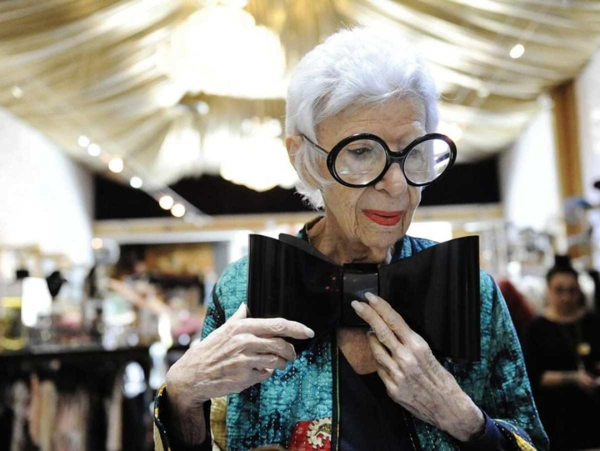 Morre Iris Apfel, ícone fashionista, aos 102 anos