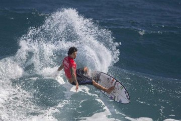 O brasileiro Gabriel Medina compete nos Jogos Mundiais de Surf da International Surfing Association (ISA) de 2024, na praia La Marginal, em Arecibo, Porto Rico, no dia 3 de março de 2024. -  (crédito: Ricardo Arduengo/AFP)