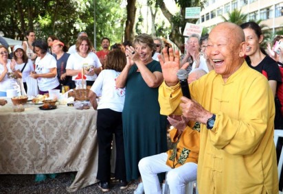 Comemoração de aniversário de 93 anos do Mestre Moo Shong Woo (foto), que idealizou o Tai Chi Being Tao. A festa aconteceu na 105/104 Norte -  (crédito: Luís Tajes)