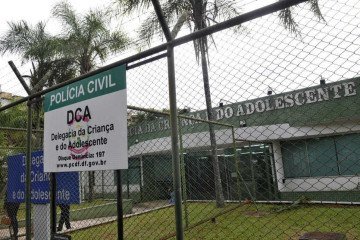 O spray e a droga foram apreendidos em escola e apresentados à Delegacia da Criança e do Adolescente (DCA) -  (crédito: Minervino Júnior/CB/D.A.Press)