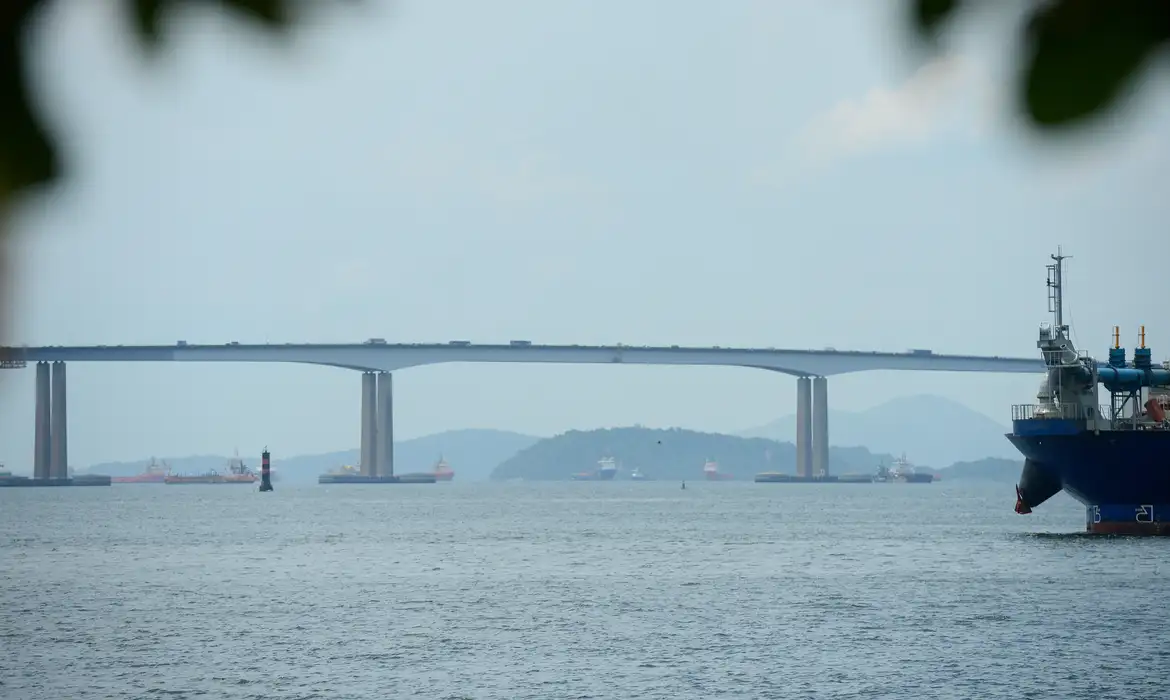 Com fluxo diário de 150 mil veículos, Ponte Rio-Niterói faz 50 anos -  (crédito: EBC)