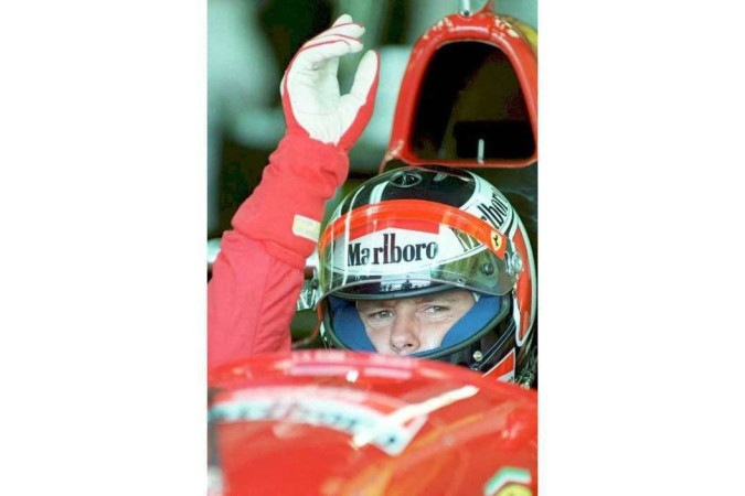 Gerhard Berger da equipe Scuderia Ferrari sinaliza que está pronto para pilotar nos treinos livres no Circuito Gilles-Villeneuve em Montreal em 9 de junho de 1995 -  (crédito: Timothy A. CLARY / AFP)