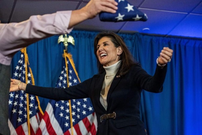 A candidata presidencial republicana dos EUA e ex-embaixadora da ONU, Nikki Haley, estende a mão para abraçar o Brigadeiro aposentado. General Donald Bolduc  -  (crédito: Joseph Prezioso / AFP)