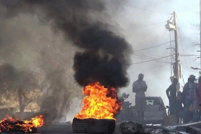 Pneus foram queimados em frente à principal prisão da capital haitiana no último sábado -  (crédito: Getty Images)