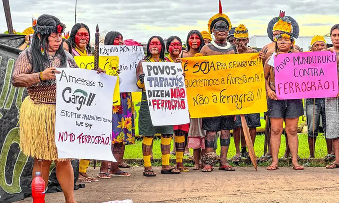 Indígenas protestam contra construção da Ferrogrão -  (crédito: EBC)