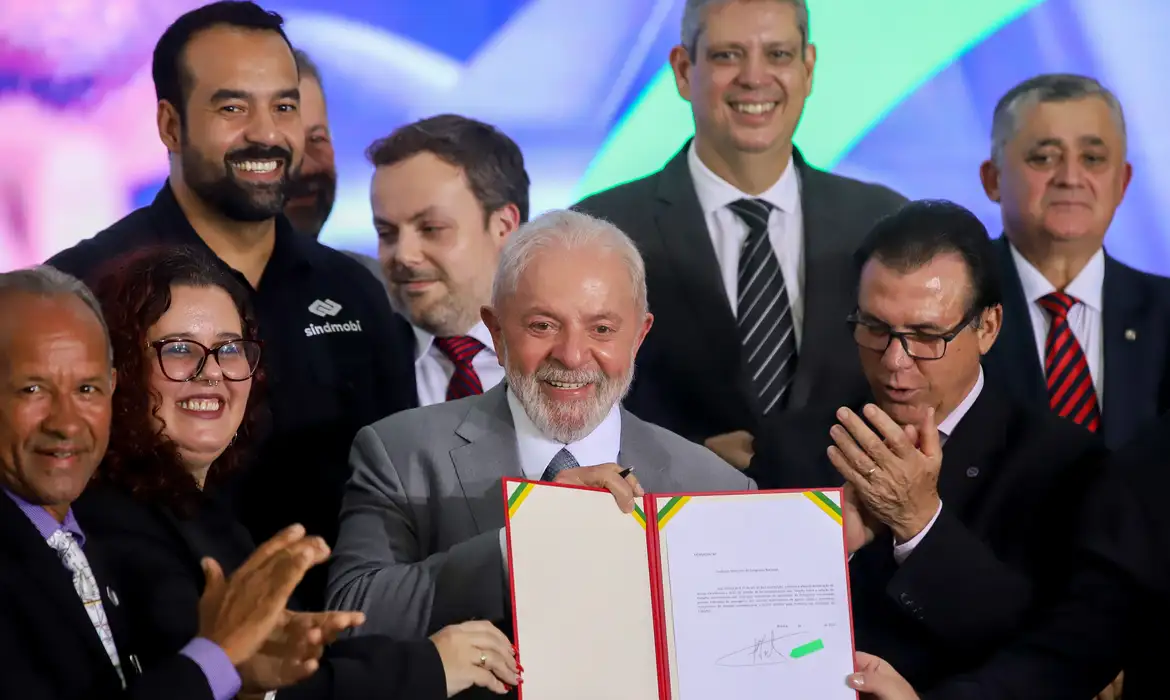 Lula assina projeto que regula atividade de motoristas de aplicativo -  (crédito: EBC)