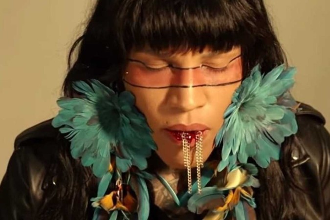 Em clipe, a rapper indígena Katú Mirim aparece mastigando uma corrente e cuspindo sangue -  (crédito: Reprodução/Youtube)
