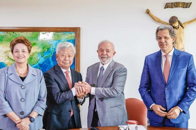 Presidente do Novo Banco de Desenvolvimento (NBD), Dilma Rousseff, presidente Lula e ministro da Fazenda, Fernando Haddad, em reunião com o presidente do Banco Asiático de Investimento em Infraestrutura (AIIB, na sigla em inglês), Jin Liqun -  (crédito: Ricardo Stuckert)