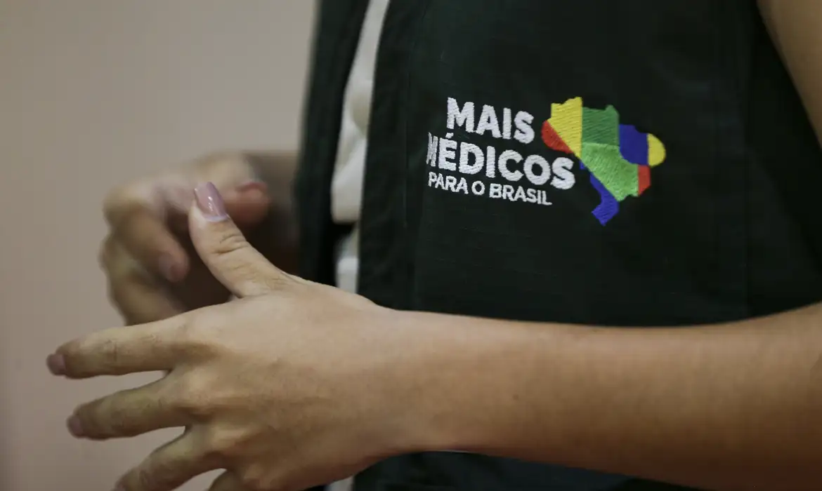 Mais Médicos: 624 municípios vão receber mais 1,5 mil profissionais -  (crédito: EBC)