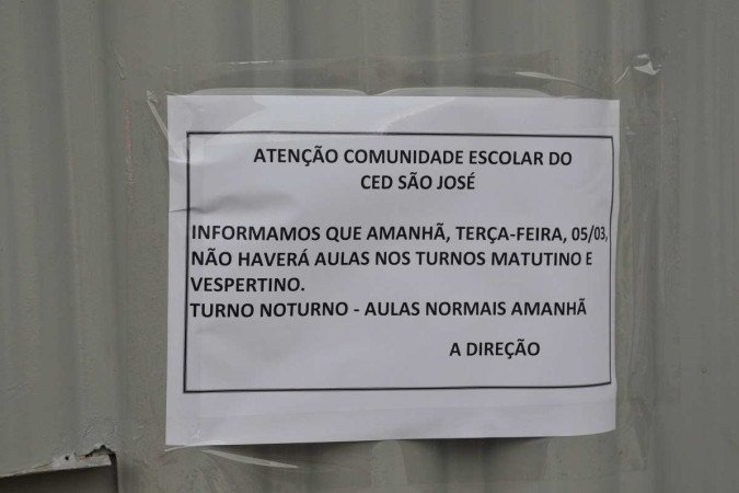 Comunicados suspendendo as aulas foram colocados no portão