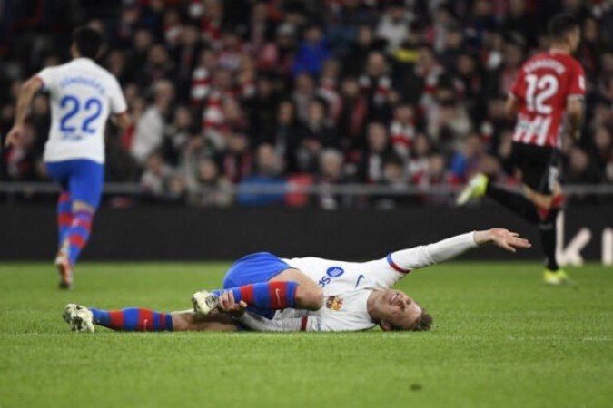 Momento da lesão sofrida por Frenkie De Jong na partida contra o Athletic Bilbao - Foto: Ander Gillenea/AFP via Getty Images -  (crédito: Foto: Ander Gillenea/AFP via Getty Images)