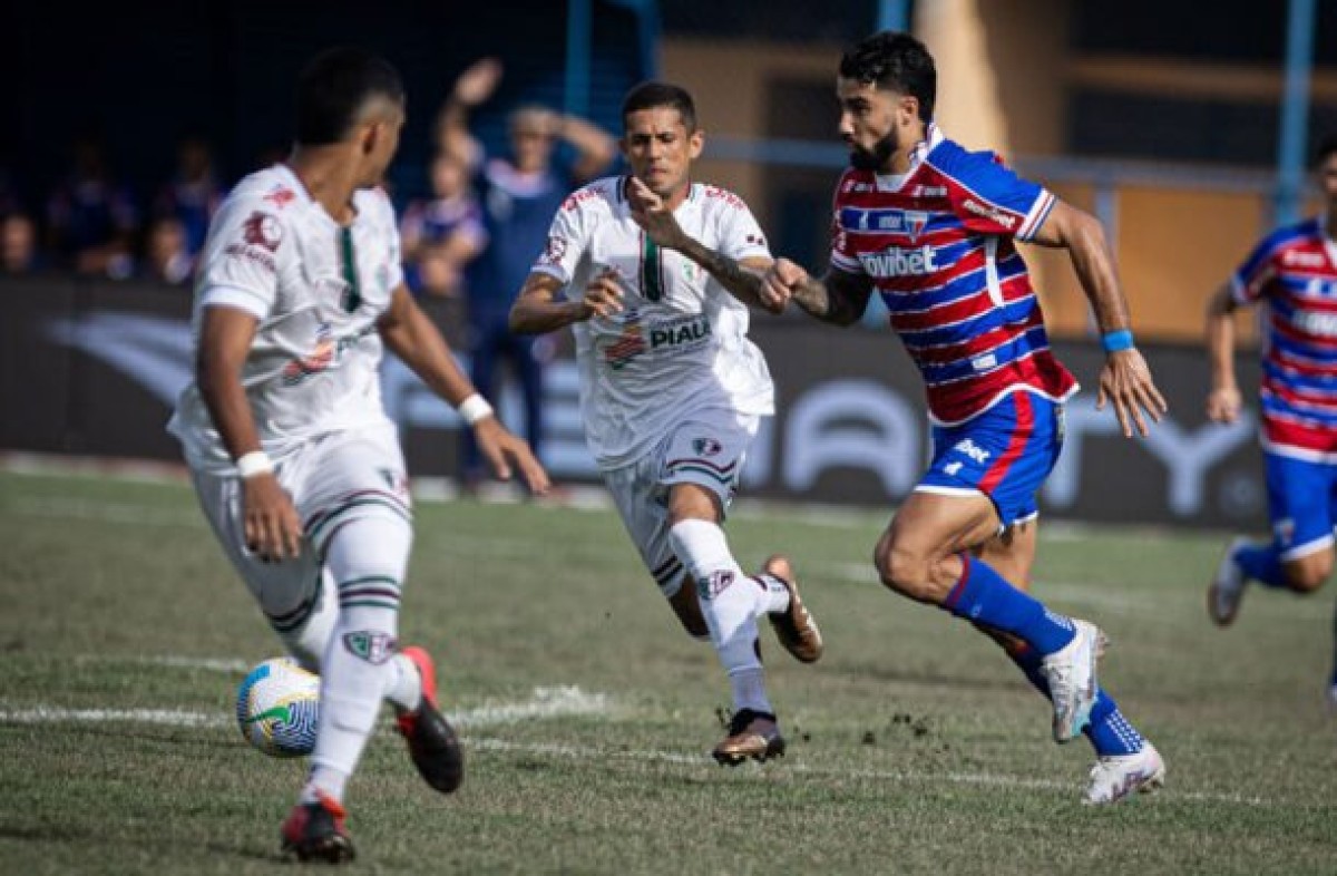 Após jogo ser suspenso, Fortaleza vence Fluminense-PI e avança na Copa do Brasil