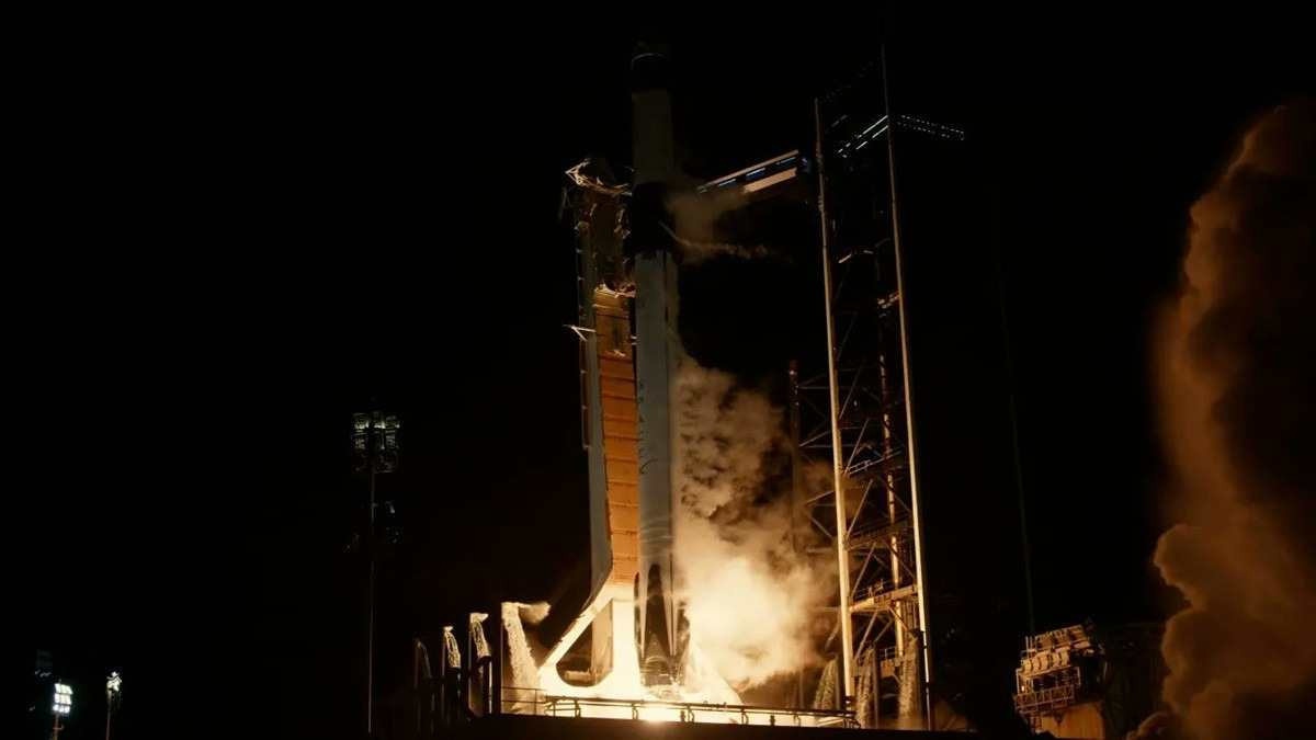 Nasa e SpaceX lançam foguete para missão espacial de longa duração